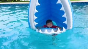 Летние приключения в бассейне для детей.