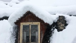 Мощный циклон намел на Камчатке сугробы до второго этажа