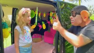 Настя украшает машину в яркие цвета