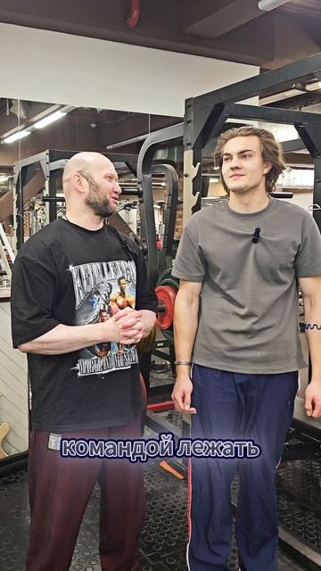 Пацан впервые выполняет жим лежа с паузой как на соревнованиях смотреть онлайн