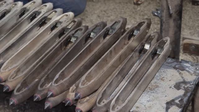 Процесс изготовления ткацких станков с деревянным челноком.
