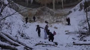 В Эстонии туристы едва не погибли под огромной сосулькой, образовавшейся на месте замерзшего…🔽🔽🔽