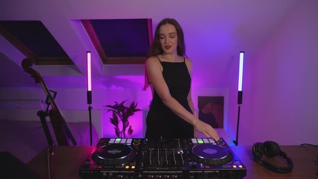 Yankovska - Live @ Home   Cello DJ Set [Melodic Techno & Progressive House] смотреть онлайн