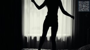 Девушка на постели.Эротика.