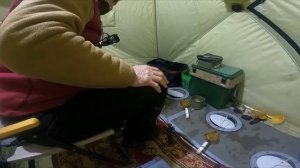 ЗИМНЯЯ НОЧЬ и ЖОР САЗАНА! Клёв без остановки до утра! Дикая рыбалка!