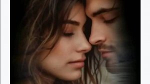 Над рекою расстилается туман