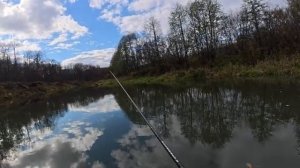 ШИКАРНЫЙ КЛЁВ ЩУКИ НА СКАЗОЧНО КРАСИВОЙ РЕКЕ! Попал под дождь со снегом. Рыбалка.