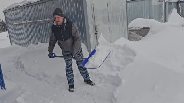 Кое что о лопате смотреть онлайн