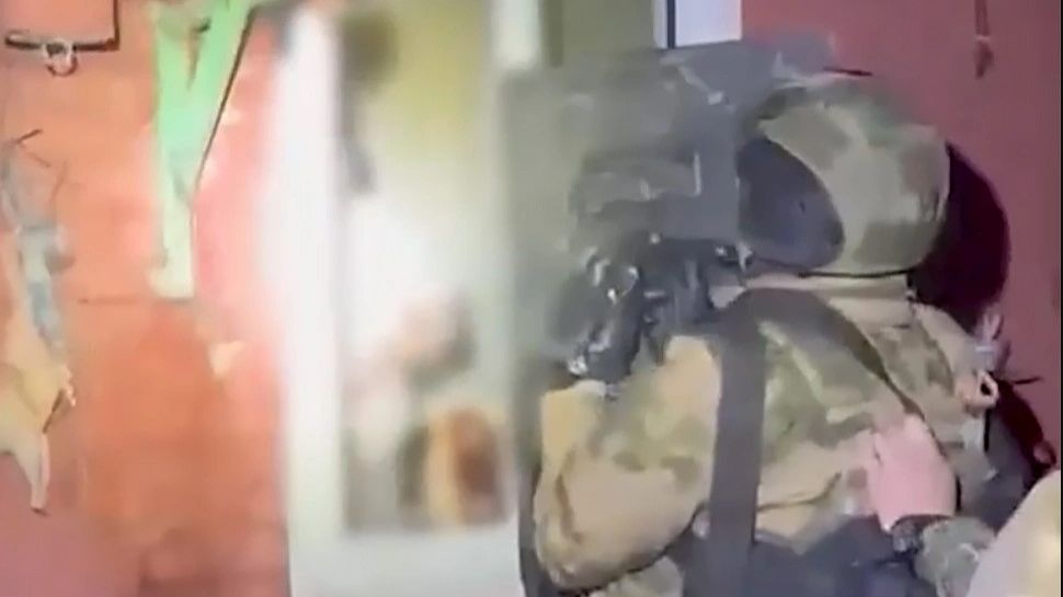 Неадекват с топором напал на полицейских на Кубани смотреть онлайн