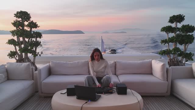 Hande Şenocak - Indie Dance  Electronica DJ Set (4K)  Sunrise Session on the Aegean смотреть онлайн
