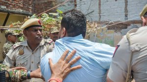 Выхватил оружие: обвиняемый в изнасиловании пытался сбежать из-под стражи