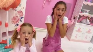 Настя и Стейси играют со съедобной косметикой