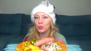 Мукбанг картошка жареная, сосиска, салат овощной со сметаной. Еда.
