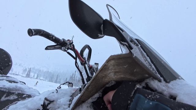 На снегоходах через перевал на базу смотреть онлайн