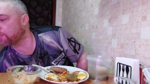 Жареная домашняя колбаса   луком, томатом и яйцами. Мукбанг, еда на камеру.