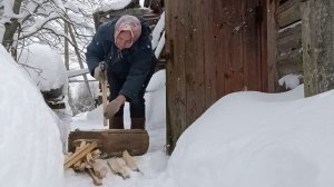 90 летний дедушка рассказывает, как ухаживать за пчелами и колем дрова)