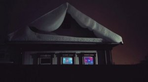 Снежные шапки на крышах деревенских домов после снегопада