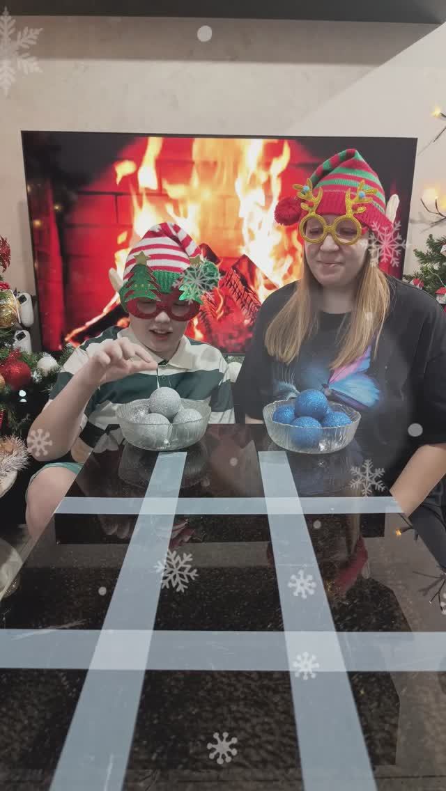 Мама и Данил играют в новогодние крестики-нолики. смотреть онлайн