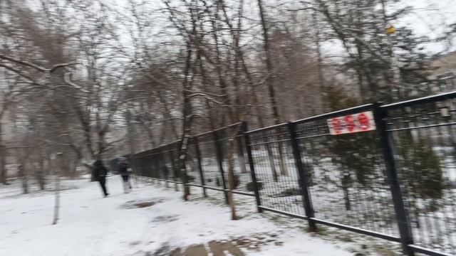 у нас был снег около школы! смотреть онлайн