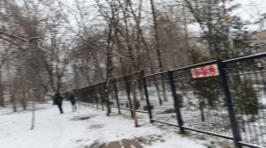 у нас был снег около школы!