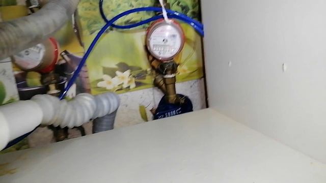 жилец сам решил установить смеситель на кухне и вот что из этого вышло смотреть онлайн