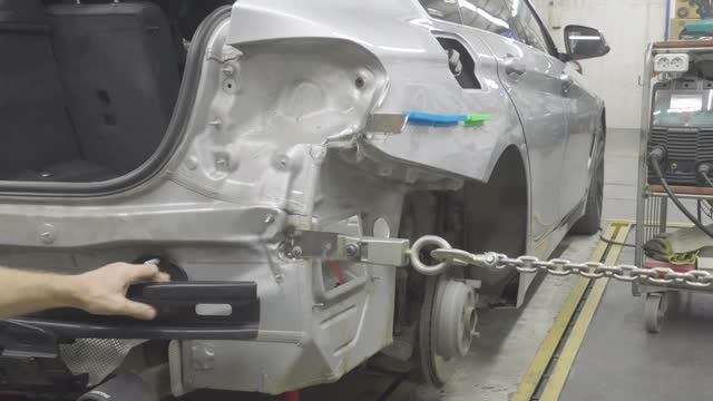 Ремонт крыла BMW после удара об отбойник.