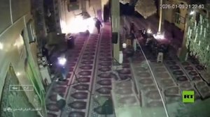 شاهد.. محتجون يضرمون النيران بمسجد المهدوية بمنطقة أزاديغان غرب طهران