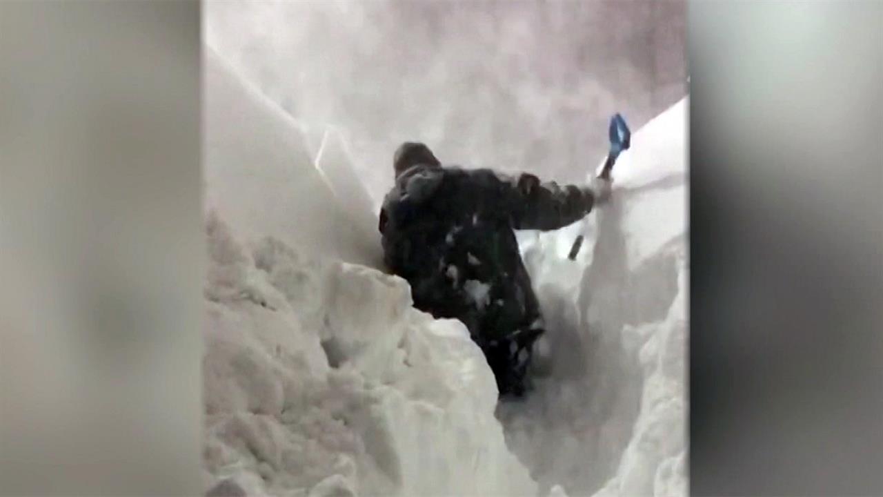 На Камчатке после небывалого снегопада появились сугробы в человеческий рост. смотреть онлайн