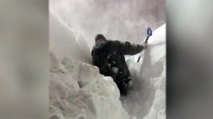 На Камчатке после небывалого снегопада появились сугробы в человеческий рост.