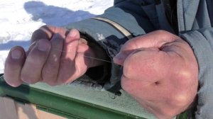 Монтаж снасти для ловли на течении зимой.