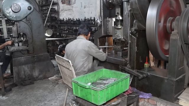 Процесс изготовления качественных ресторанных вилок — производственный процесс на заводе.