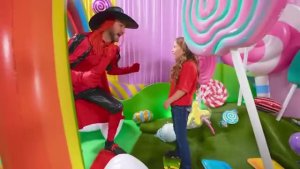 с друзьями играют в гигантскую настольную игру