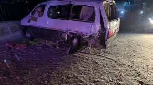 В Красноярском крае минивэн въехал в бетонное ограждение, пострадали 4 человека