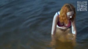 Девушка загорает на пляже.Эротика.