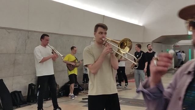 Группа🎼FAKE BAND🤩🔥заряжает всех в московском🚇метро на #Китай-городе😍#Батарейка✨🎤 смотреть онлайн