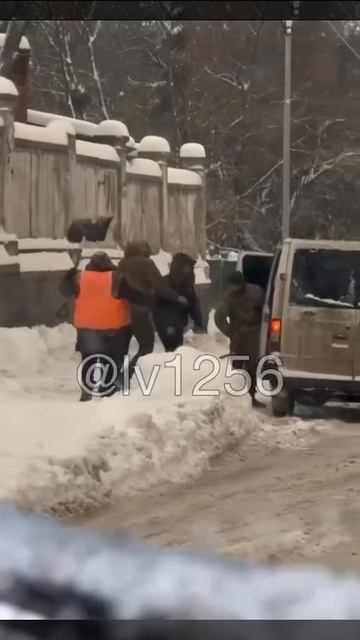 ЗахЫстнык (режима Зе) напал на женщину, убирающую снег во Львове и проиграл эту битву! смотреть онлайн
