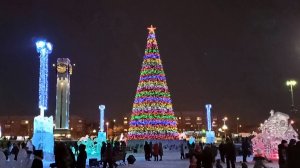 Магнитогорск, новогодняя ёлка и ледяной городок на площади Народных гуляний, вечером (02.01.2022)
