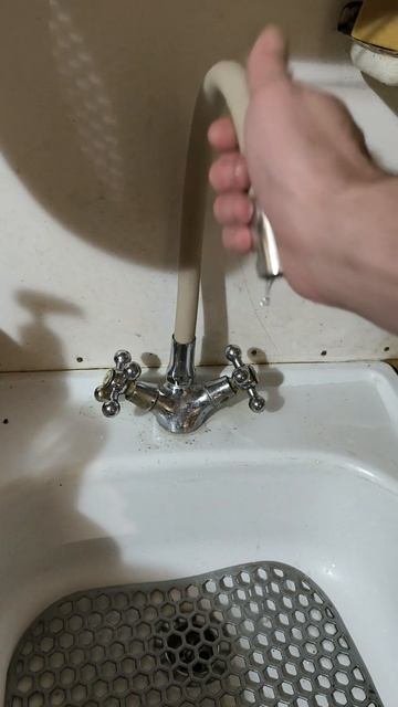 Установка гибкого излива на старый кран.