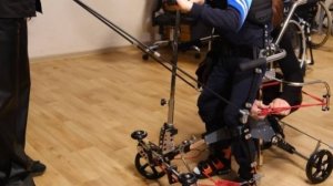 Как экзобот помогает детям с тяжелыми патологиями учиться ходить