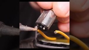 Лайфхак: как создать замок, используя иголки и батарейку. Забирайте, мужчины, возможно, кому-то э...