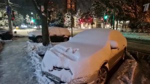 Последствия мощных снегопадов устраняют в нескольких российских регионах.