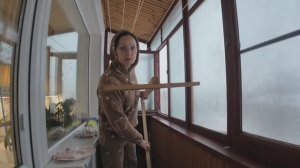 Начало января 2026 года. В магазин "Тут". Очищаю крышу балкона. Пицца с оливье..