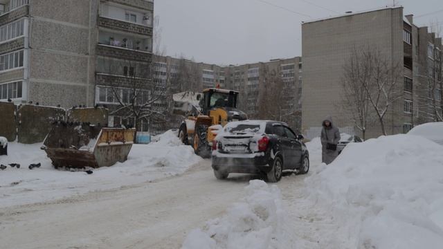 В Смоленске снег убирают не только коммунальные службы, но и студенты вузов и колледжей смотреть онлайн