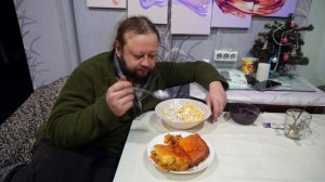 Сбегал за напитком и куриными яйцами Посеял зелень и вкусно поужинал