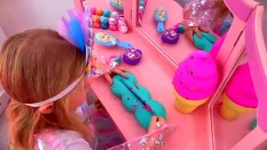 Настя меняет наряды и просит косметику у папы [get.gt]