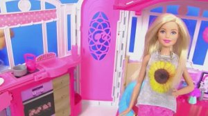 Барби смотрит за детьми