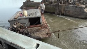 Мужчина упал в воду пытаясь спасти свою баржу .