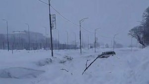 В Петропавловске-Камчатском снежные массы сошли на дорогу