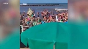 Один человек погиб после удара крупной волны в Аргентине