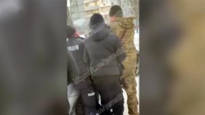 В Запорожье 25 сотрудников ТЦК и полицейских скрутили и увезли мужчину.